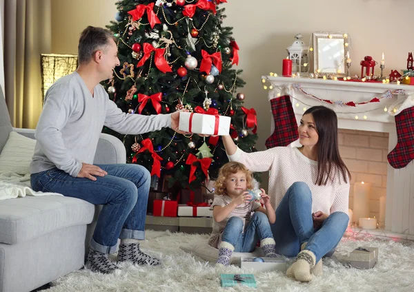 Retrato familiar de Navidad — Foto de Stock