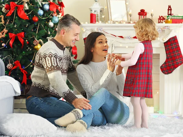 Familia feliz en el árbol de Navidad —  Fotos de Stock