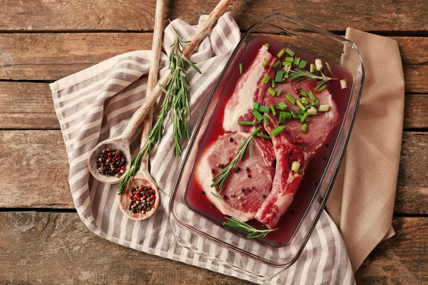 Fleisch mit Gewürzen auf Holztisch marinieren — Stockfoto