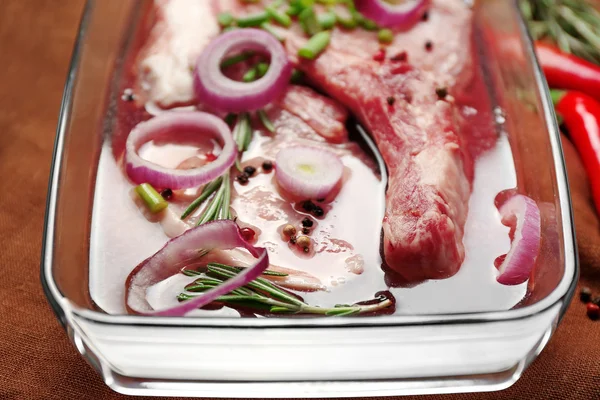 Fleisch mit Gewürzen auf dem Tisch marinieren, Nahaufnahme — Stockfoto