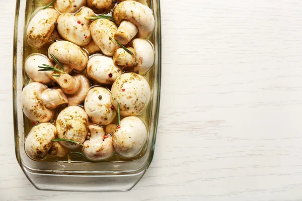 Marineren champignons met specerijen op houten tafel — Stockfoto