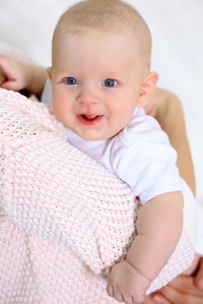 Mulher segura bebê adorável — Fotografia de Stock
