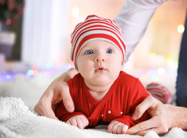 Adorable bebé en el suelo — Foto de Stock