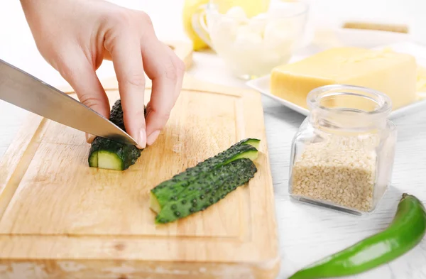 Frauenhände schneiden Gemüse für Salat, in der Küche — Stockfoto