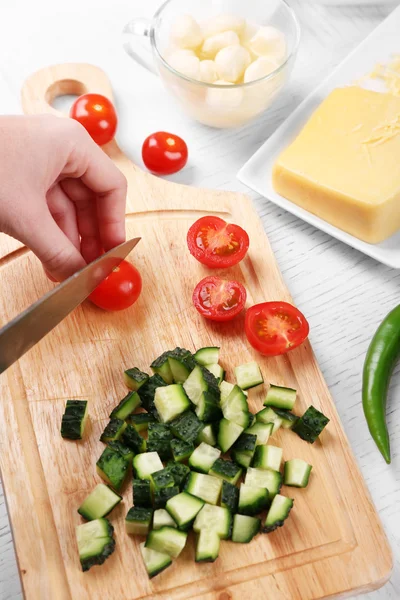 Las manos femeninas cortan hortalizas para la ensalada, a la cocina —  Fotos de Stock