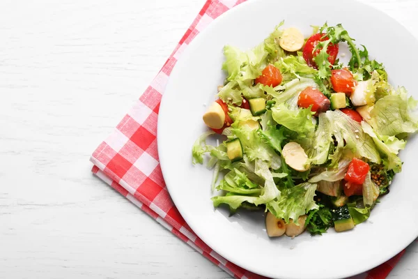 Leckerer Lachssalat auf hellem Holzhintergrund — Stockfoto