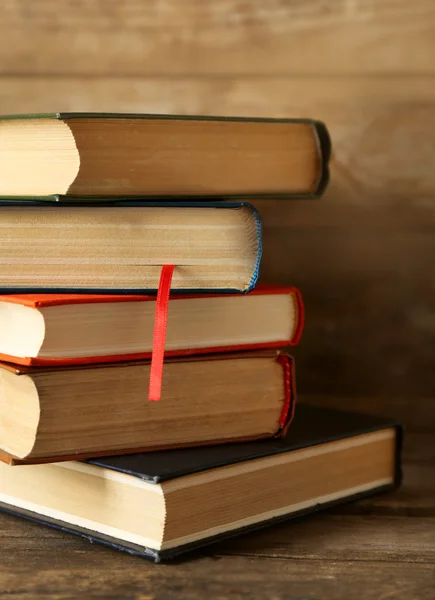 Mucchio di libri su sfondo di legno — Foto Stock