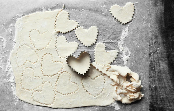 Biscuits en forme de cœur non cuits sur une table — Photo