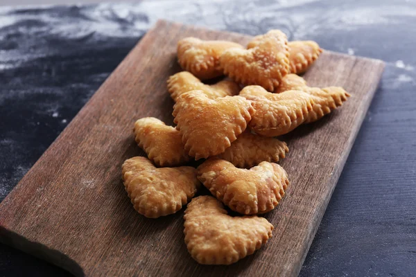 Biscuiți pe tablă de tăiere, closeup — Fotografie, imagine de stoc