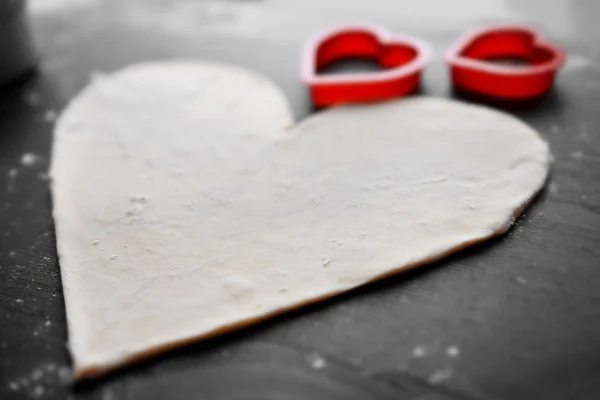 Nyers szív alakú keksz az asztalra — Stock Fotó