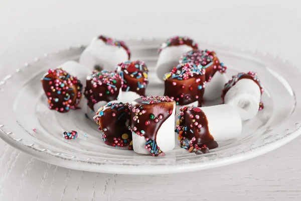 Tasty marshmallows with chocolate on plate, close up — Stock Photo, Image