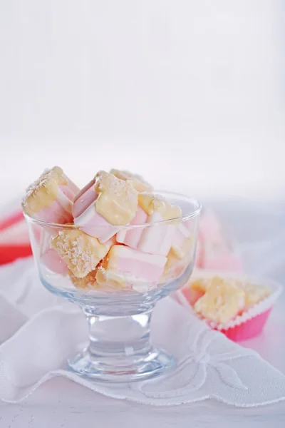 Tasty marshmallows with chocolate in bowl on table, close up — Stock Photo, Image