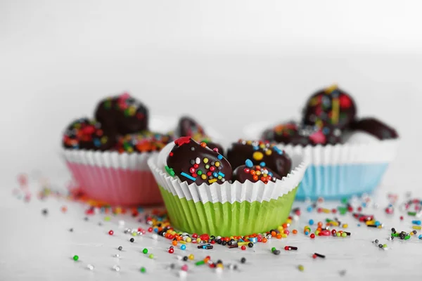 Sabrosos malvaviscos con chocolate en tazas en la mesa, de cerca — Foto de Stock