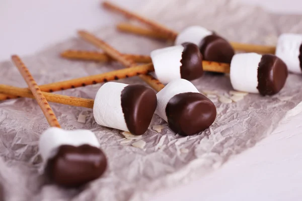 Leckere Marshmallows mit Schokolade auf Stäbchen, aus nächster Nähe — Stockfoto