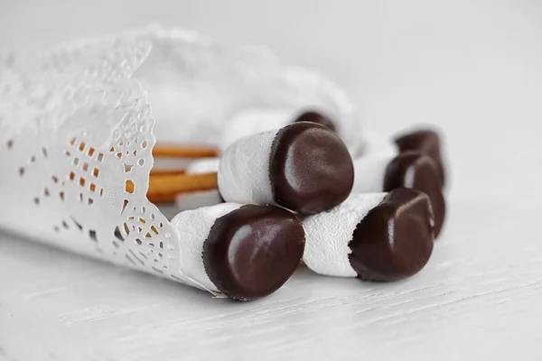 Смачний зефір з шоколадом на паличках, крупним планом — стокове фото