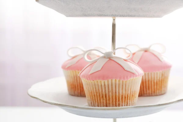 God cupcakes på fot, på ljus bakgrund — Stockfoto