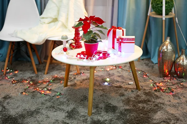 Interior de la habitación moderna con flores de Navidad poinsettia —  Fotos de Stock