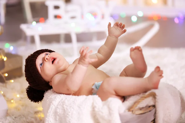 Kahverengi örgü şapkalı güzel bebek — Stok fotoğraf