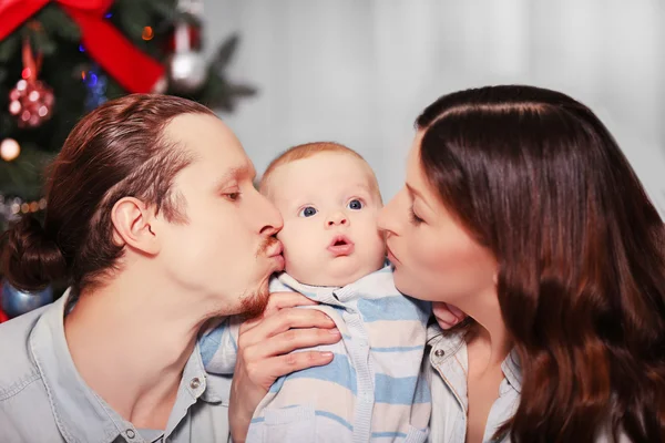 Szülők csókok övék baba — Stock Fotó