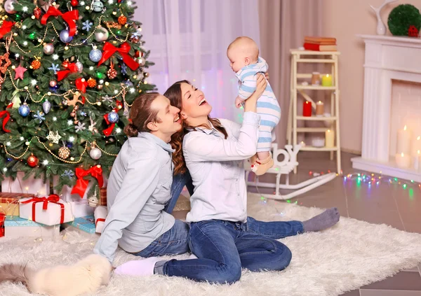 Famiglia felice in camera decorata di Natale — Foto Stock