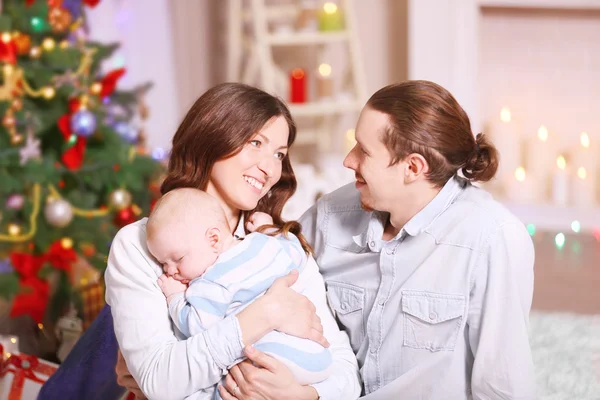 Boldog család, karácsony berendezett helyiségben — Stock Fotó