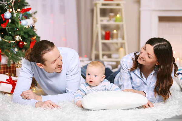 Famiglia felice posa sul pavimento — Foto Stock