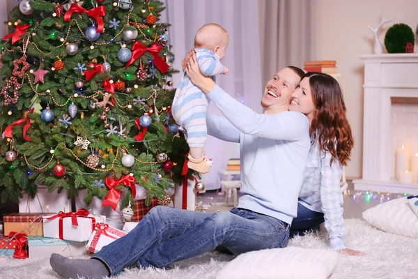 Genitori con bambino vicino all'albero di Natale — Foto Stock