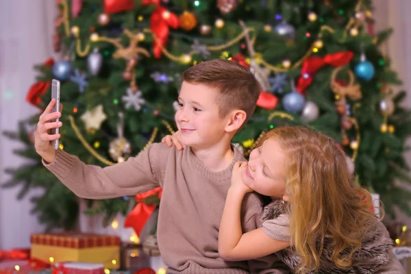 Carino bambini prendere selfie — Foto Stock