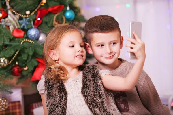 Lindos niños toman selfie — Foto de Stock