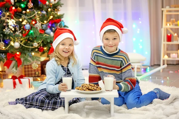 Niños felices comen en Navidad — Foto de Stock