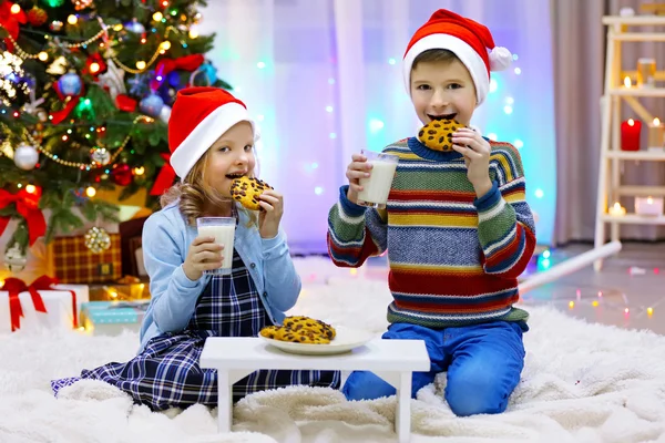 Niños felices comen en Navidad — Foto de Stock