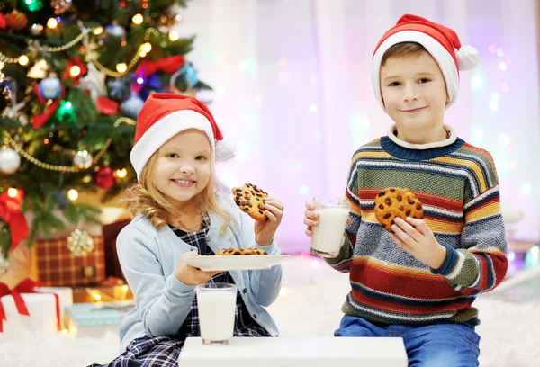 Niños felices comen en Navidad — Foto de Stock