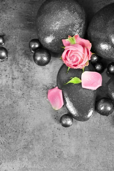 Vackra spa sammansättning med rosor och stenar — Stockfoto