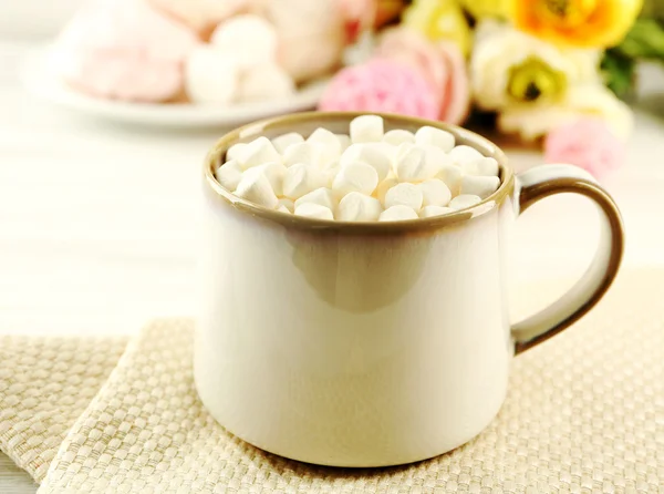 Mok hete chocolade met marshmallows, op lichte houten achtergrond — Stockfoto
