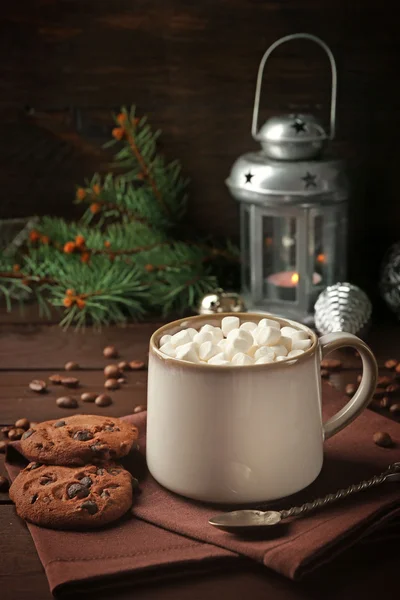 Tazza di cioccolata calda con marshmallow, ramo di abete su sfondo di legno — Foto Stock