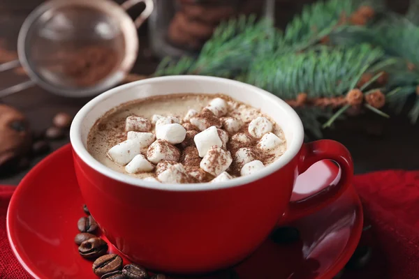 Tasse heiße Schokolade mit Marshmallows, Tannenzweig auf Holzgrund — Stockfoto