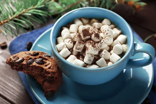 Caneca de chocolate quente com marshmallows, ramo de abeto no fundo de madeira — Fotografia de Stock