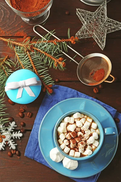 Tasse de chocolat chaud avec guimauves, branche de sapin sur fond en bois — Photo