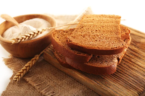 Pane affettato con spighe e farina sul primo piano del tovagliolo — Foto Stock
