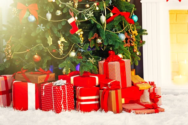 Cadeaus onder de kerstboom — Stockfoto