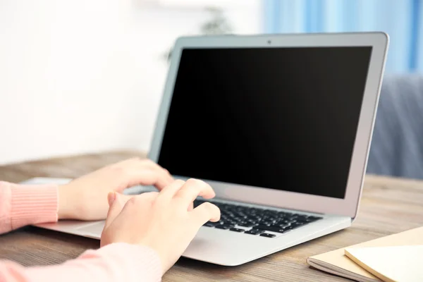 Woman  working with laptop — Stock Photo, Image