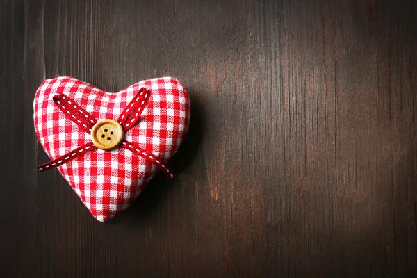 Hermoso corazón romántico sobre fondo de madera —  Fotos de Stock