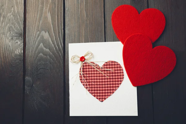 Tarjeta de San Valentín y decoración sobre fondo de madera —  Fotos de Stock