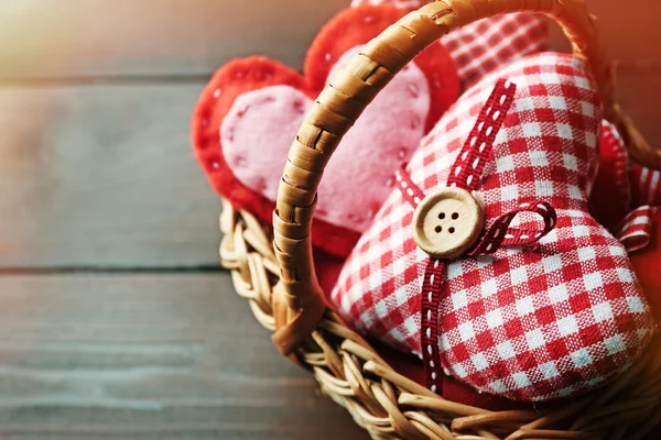 Decoración de San Valentín en cesta sobre fondo de madera —  Fotos de Stock