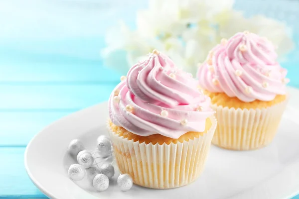 Pink cupcakes on wooden background — Stock Photo, Image