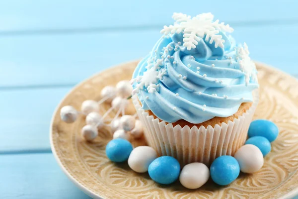 Cupcake on plate on wooden background — Stock Photo, Image