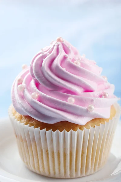Pink cupcake on wooden background — ストック写真