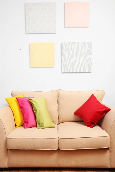 Gezellige Sofa in een kamer — Stockfoto