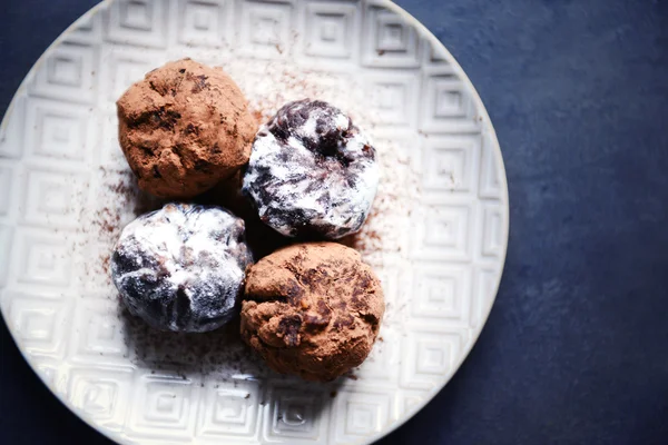 Chocolate balls with ash berry on plate, top view — Stock Photo, Image