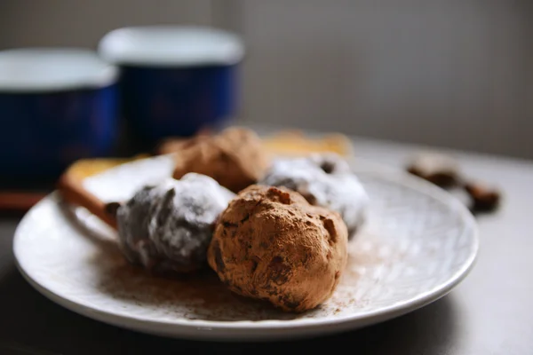 Chocolade ballen met gedroogde oranje op plaat — Stockfoto